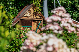 Nachhaltigkeit Insektenhaus in der Natur | Holz Gar in Aumühle südlich von München