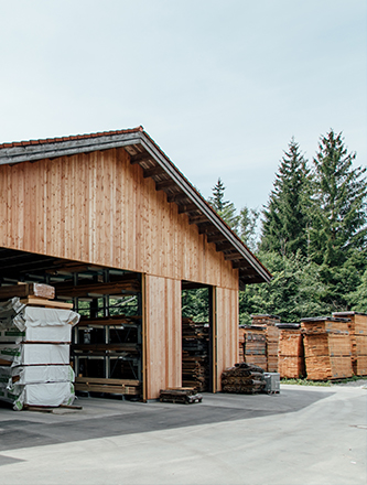 Holzlager mit geschlichtetem Holz | Holz Gar in Aumühle südlich von München